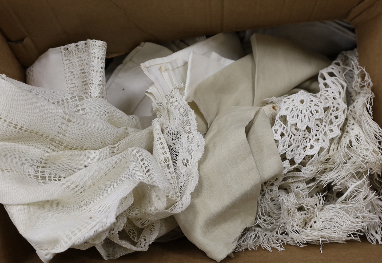 A quantity of mixed linen, table mats, cloths, etc.